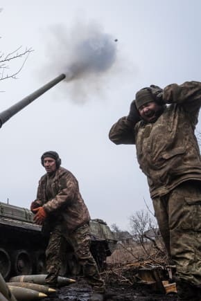 Ukrainske soldater ved fronten. På mandag rejser Volodymyr Zelenskyj til Saudi-Arabien, hvor han skal mødes med den saudiarabiske kronprins, og hvor der også vil være repræsentanter fra USA.