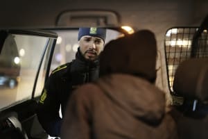 I forhold til indbyggertallet i Grønland modtager politiet relativt mange anmeldelser – ikke mindst antallet af voldsanmeldelser er højt, hvis man sammenligner med Danmark og Færøerne.