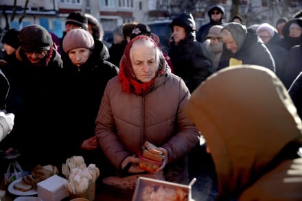 Mange af borgerne i Kyev kan ikke klare sig selv i denne tid. Især de ældre. Mange af dem stiller sig derfor i kø i den bidende kulde for at få mad.