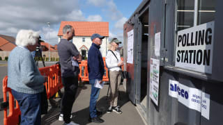 Reform UK buldrer frem, Labour knust ved britiske lokalvalg