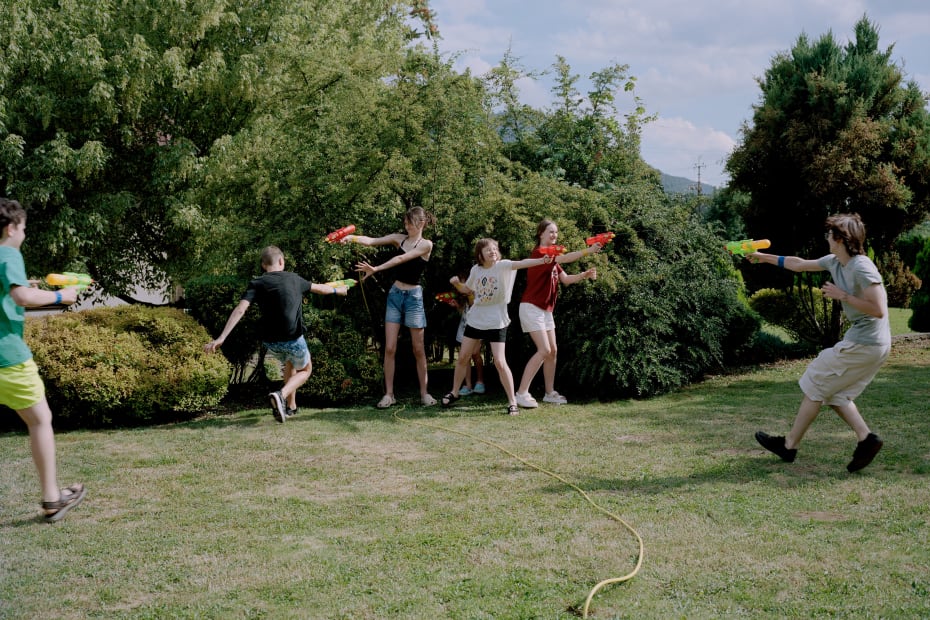 Vandkrig, dødbold og fangeleg: Mens missilerne regnede ned over Kyiv, var 30 ukrainske børn på sommerlejr i bjergene