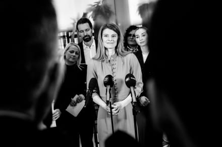 Beskæftigelsesminister Ane Halsboe-Jørgensen (S) gav de adopterede en undskyldning, efter at det var kommet frem, at nogle adopterede stod til at blive ramt af regeringens nye kontanthjælpsregler målrettet udlændinge.