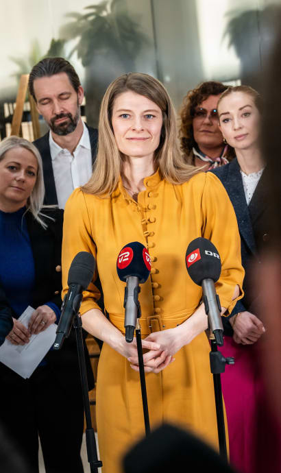 Regeringen vedtog i 2024 loven om den 37-timers arbejdspligt. Beskæftigelsesminister Ane Halsboe-Jørgensen (S) sagde dengang, at reformen var »et tydeligt signal om, at dem, der kan, skal bidrage til arbejdsfællesskabet«. Men der tegner sig et noget andet billede i kommunerne, halvandet år efter de første borgere blev omfattet af reglerne.