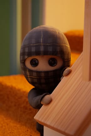 Det er ikke let at være hemmelig ven med en 13-årig dreng, der gerne vil ud i verden på egen hånd. Slet ikke, når man er en besjælet bamse. Derfor er ninjabamsen T.N. i ’Ternet Ninja 3’ ofte ret frustreret.