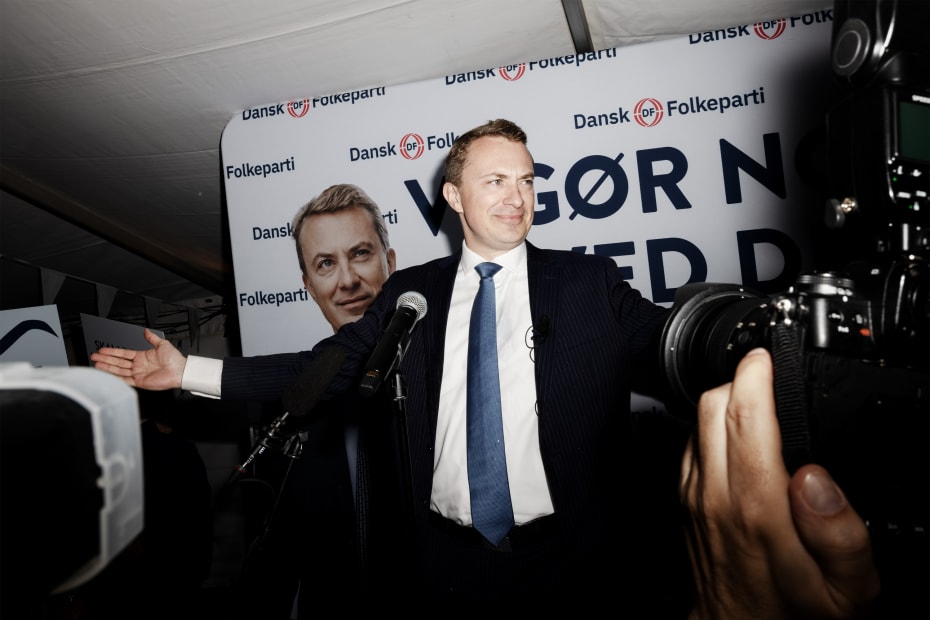 Dansk Folkeparti er »skamløst insisterende, selv om de godt ved, at de andre har de politisk korrekte holdninger«. Her skal Morten Messerschmidt til at holde sin sejrstale på valgaftenen.