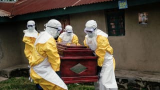 Bekæmpelsen af ebola besværliggøres af mistillid til sundhed