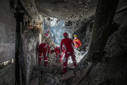 Redningsfolk leder i murbrokkerne inde i Evin-fængslet i Teheran, der blandt andet huser politiske dissidenter, journalister og menneskerettighedsforkæmpere, som blev ramt af et israelsk luftangreb for nogle dage siden.