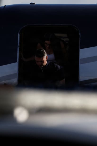 Flávio Bolsonaro forlader det privatfly, der bragte ham og hans familie fra Brasilien til Florida kun to døgn efter hans valgnederlag.