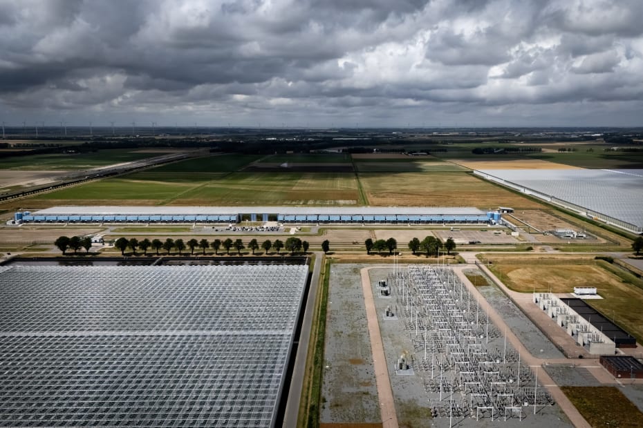 »Tech kommer med penge, bygger et datacenter og får adgang til billig energi og billigt vand, uden at der er nogen kapacitet til at kontrollere eller overhovedet vide, hvad der foregår inde i datacentrene. Og uden at der bliver skabt arbejdspladser,« siger Cecilia Rikap. Her et Google-datacenter i Holland.