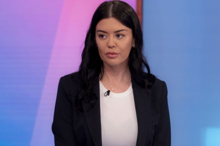 Det starter alt sammen med en selfie, som Hannah Mossman Moore tager med en mand ved navn Kin. Det ville hun komme til at ønske, at hun aldrig havde gjort.