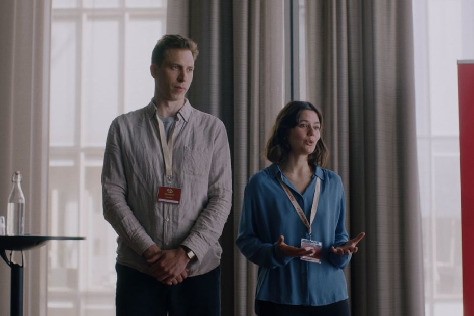 Vera (Asta Kamma August) og hendes kæreste og forretningspartner André (Herbert Nordrum) skal pitche en app, der kan gavne kvinders sundhed, over for en række potentielle investorer