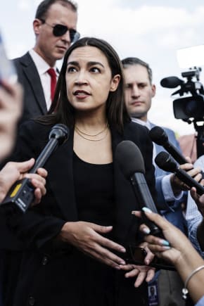I Evan Barkers bog &rsquo;Nothing Left&rsquo; f&oslash;lger man hendes karriere som fundraiser i Det Demokratiske Parti, blandt andet bliver hun ansat i toppen af &rsquo;Left Rising&rsquo;, en kampagneorganisation, animeret af Alexandria Ocasio-Cortez&rsquo; valg til Kongressen i 2018.