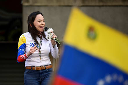 Venezuelas oppositionsleder, Maria Corina Machado er trods truslen om anholdelse og regimets konstante chikane mod hendes familie og politiske bevægelse forblevet i landet. ​På billedet deltager hun i en protest arrangeret af oppositionen forud for indsættelsen af præsident Nicolás Maduro.