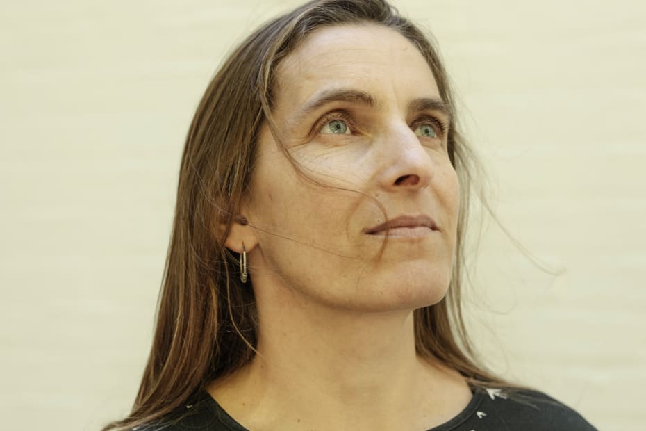 Neige Sinno skriver, at hun ikke mærker noget ligeværdigt forhold mellem forbrydelsen og straffen. For hende ville den eneste rigtige udvej være, hvis stedfaren begik selvmord.