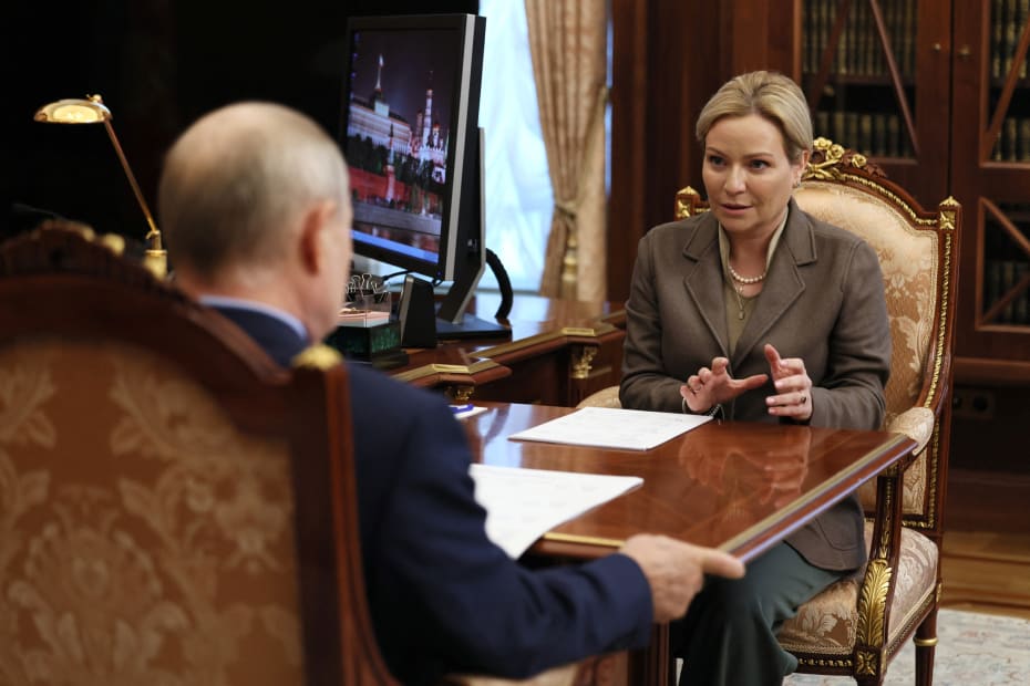 Blandt de »kære venner i Moskva« er Olga Ljubimova, der i 2020 blev udnævnt til Putins kulturminister og i 2022 sanktioneret internationalt for sin rolle i angrebskrigen mod Ukraine.