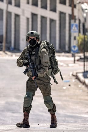 Israelske soldater på den besatte vestbred. Yeshayahu Leibowitz, israelsk filosof og intellektuel, forudså ved besættelsens begyndelse i 1967, hvordan en langvarig besættelse ville føre til statens moralske forfald.