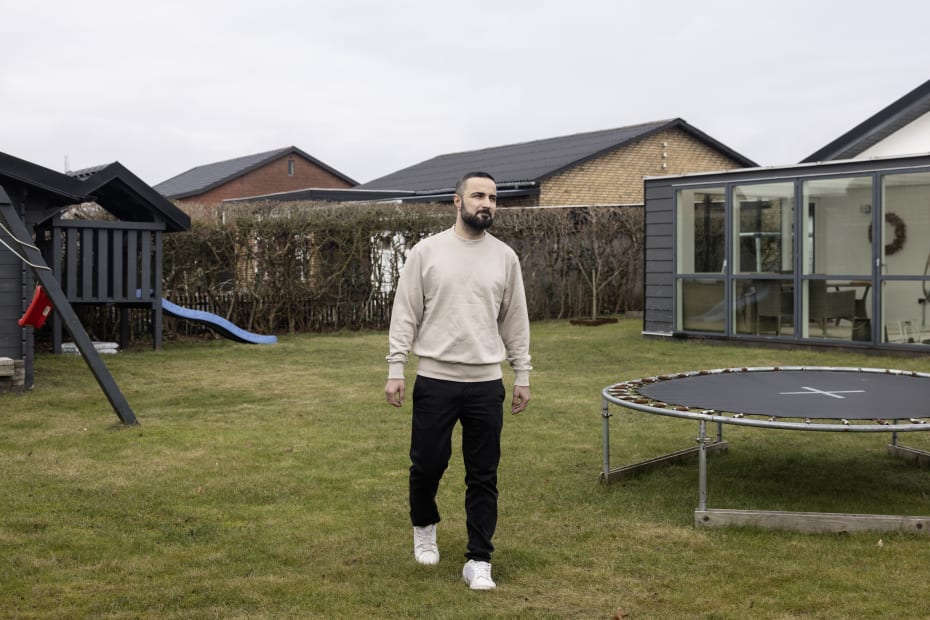 Den 36-årige familiefar Jommo Hassan fra Hornslet har i syv år arbejdet som omsorgsmedhjælper for børn med autisme i Region Midtjylland. Skal han få dansk statsborgerskab, må han få omstødt en 17 år gammel og forkert dom for dokumentfalsk.