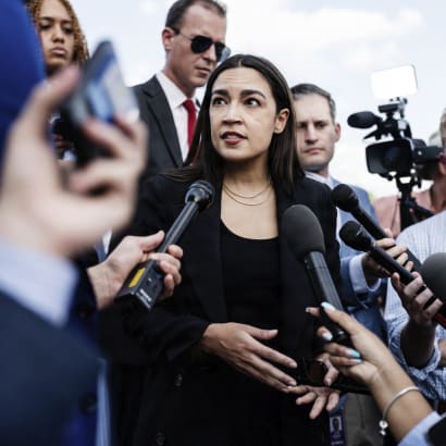 I Evan Barkers bog &rsquo;Nothing Left&rsquo; f&oslash;lger man hendes karriere som fundraiser i Det Demokratiske Parti, blandt andet bliver hun ansat i toppen af &rsquo;Left Rising&rsquo;, en kampagneorganisation, animeret af Alexandria Ocasio-Cortez&rsquo; valg til Kongressen i 2018.