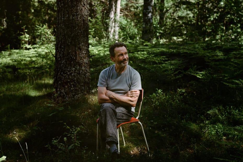 Som reaktion p&aring; vilde og makabre syner begyndte Per Petterson allerede som barn at &raquo;digte livet&laquo;. Som forfatter bruger han minderne og lader s&aelig;tningerne og smerten diktere, hvor historien ender