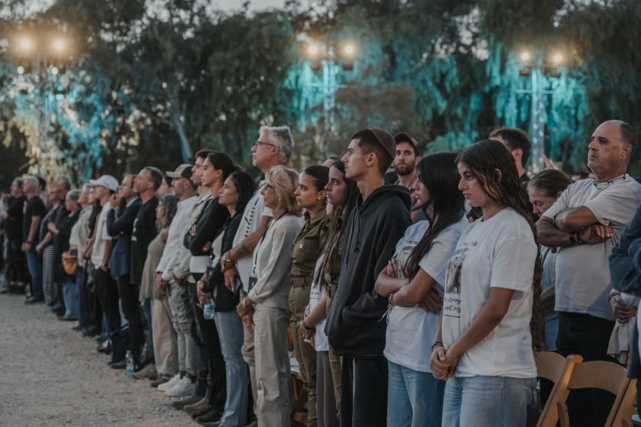 Shany Tsaban står ved et mindesmærke for sin lillesøster, Bar Zohar, på Nova-festivalpladsen i Re’im i det sydlige Israel, hvor Bar Zohar blev dræbt i Hamas’ angreb den 7. oktober 2023.