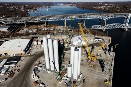 Havvindmølleparken Revolution Wind, på State Pier i New London, Connecticut under opførelsen. Nu har Trump beordret stop for alt videre arbejde på projektet.