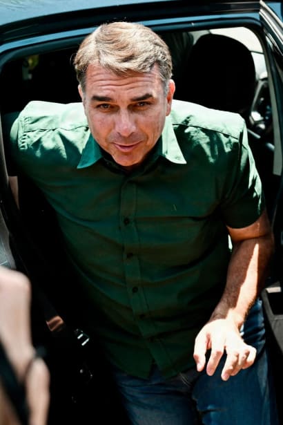 »Jeg flygtede ikke fra Brasilien, jeg forlod landet for Brasiliens skyld. Jeg forlod en undtagelsestilstand for at kunne være den leder, som mit folk fortjener,« udtalte Flávio Bolsonaro, da han landede i Miami.