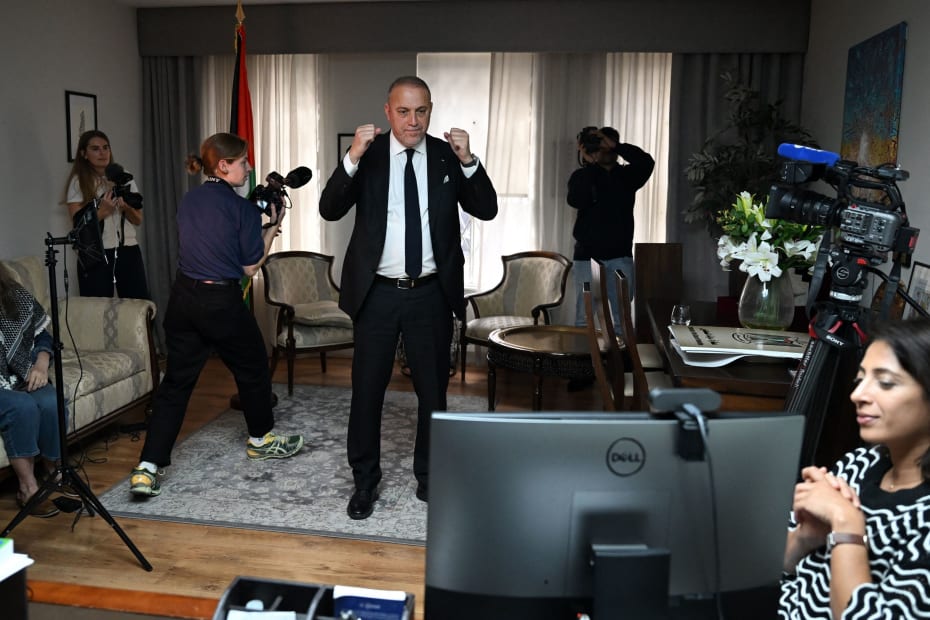 Lederen af det palæstinensiske hjemmestyres repræsentation i London, Husam Zomlot, da han modtager meldingen fra den britiske premierminister.