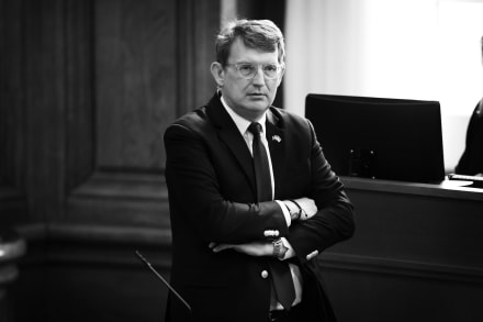 Det kan ses som et demokratisk sygdomstegn, når undtagelser bliver den nye normal, og når det parlamentariske forsvar for klassiske borgerrettigheder isoleres ude på yderfløjene, skriver Lars Trier Mogensen om Troels Lund Poulsens nye særlov.