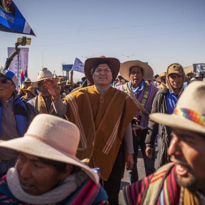 Da råvarepriserne faldt i 2013, og indtægterne fra naturgas slap op, tog Morales’ populistiske lederskab en autoritær drejning, der til forveksling lignede hans udemokratiske venstreorienterede kolleger i Ecuador og Venezuela.