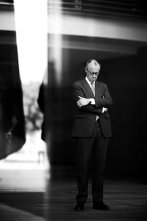 Ifølge en meningsmåling mener kun 32 procent af tyskerne, at Merz er egnet til at lede landet gennem de mange kriser. Til sammenligning havde Merkel 74 procent af borgerne bag sig efter 100 dage som kansler, mens Scholz havde 56.