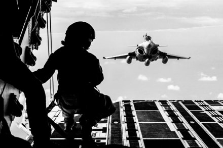 Det franske Dassault Rafale-fly kan bruges til nukleare afskrækkelsesmissioner. Her ses det over Sundastrædet i Indonesien under en træningsøvelse i 2024.
