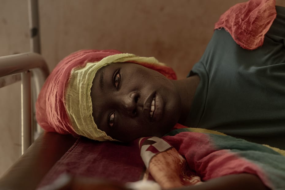 Rose Nigan er gravid og ramt af malaria. Parasitten har nedbrudt moderkagen så meget, så det nu fire måneder gamle foster ligger livløst i hendes mave.