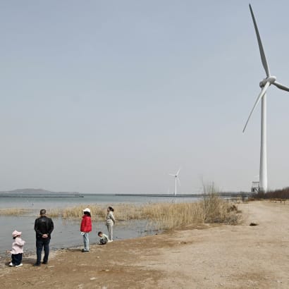 Vindmøller langs Weishui-floden i Kinas nordlige Hebei-provins. For første gang er det væksten i Kinas grønne energisektor, der udløser et fald i landets CO₂-udledninger.