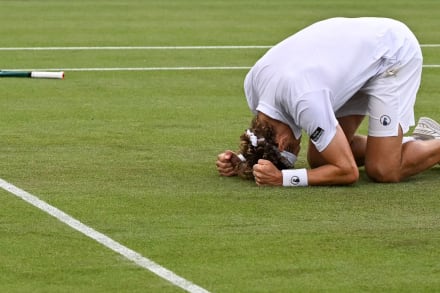 August Holmgren jubler efter at have slået tjekkiske Tomáš Macháč i anden runde af årets Wimbledon-turnering.