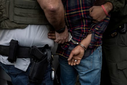 Immigrationspolitiet ICE tilbageholder ofte folk uden at bruge tid på at tjekke, hvorvidt det pågældende individ opholder sig lovligt i USA på et visum med status som flygtning eller med ’green card’.