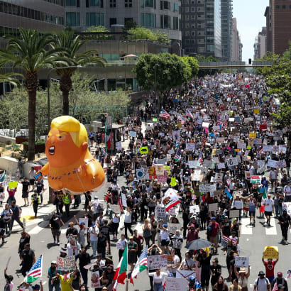 Demonstranter landet over deltager hver uge i demonstrationer under sloganet »No Kings Day« – her i Los Angeles, Californien den 14. juni 2025. Lørdag forventes mange millioner amerikanere at strømme ud på gader i storbyer, provinsbyer og landsbyer.