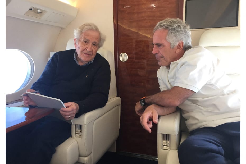 Noam Chomsky (t.v.) sammen med Jeffrey Epstein på et foto, der er en del af de offentliggjorte Epstein-filer.