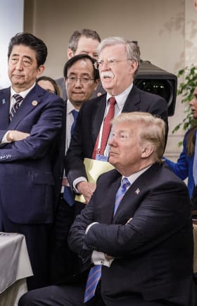 På et ikonisk billede fra det seneste G7-topmøde i Canada ser man en stående Merkel på bedste skolemestermaner belære sin elev, Donald Trump, der som den eneste sidder i en stol og kigger med opadvendte øjne på kanslerinden.