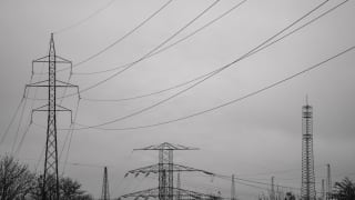 Hård kritik af de ansvarlige for elnettet, fordi det helt forudsigeligt er løbet tør for plads