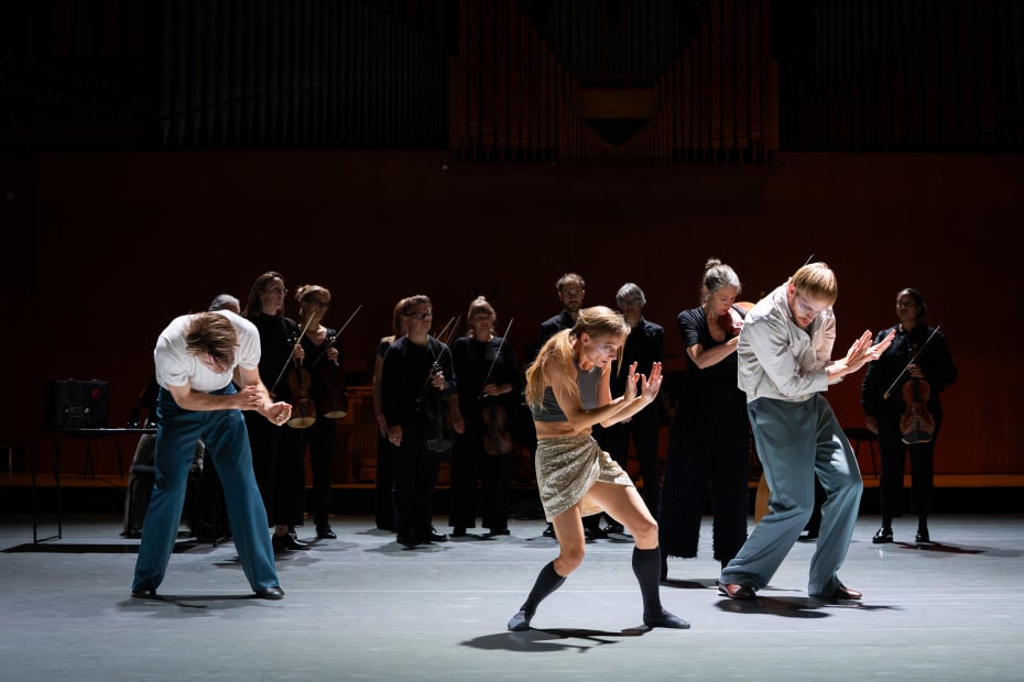 Ballethelten, ballerinaen og nørden samles i Sebastian Kloborgs sære og skræmmende ’Live on Tape’ hos Kammerballetten. Her Alban Lendorf, Maria Kochetkova og Simon Kongsted foran Concerto Copenhagens musikere.