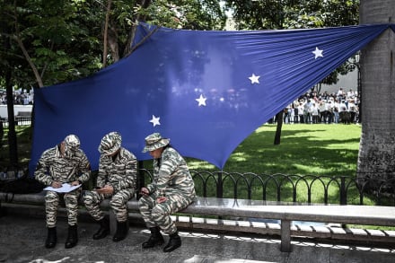 Frygten for en mulig amerikansk invasion har fået tusindvis af mennesker til at melde sig til Venezuelas militærstyrker. Her ses soldater fra den bolivariske milits i hovedstaden Caracas.