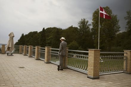 Morten Messerschmidt vover at kombinere sit beige outfit med en hat, tit hvid. »Her dypper jeg mit hoved i den dybeste respekt,« skriver Matthias Dressler-Bredsdorff.