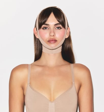 Kim Kardashians ansigtsmaske ligner bandagen efter en operation og samtidig noget helt andet: en glorie.