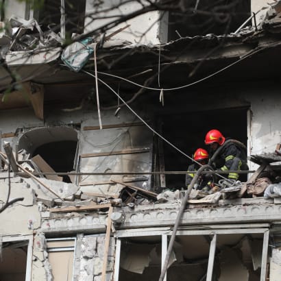 Brandmænd og redningsarbejdere arbejder i en bygning efter russiske angreb på Odesa den 13. september 2026.