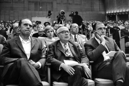 Enhver sætning i Theodor W. Adornos (i midten) værk ’Æstetisk teori’ kan læses som et lille sprogligt kunstværk i sig selv, skriver Steen Nepper Larsen.