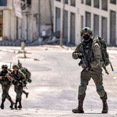 Israelske soldater på den besatte vestbred. Yeshayahu Leibowitz, israelsk filosof og intellektuel, forudså ved besættelsens begyndelse i 1967, hvordan en langvarig besættelse ville føre til statens moralske forfald.