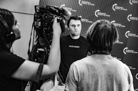 Det tragiske tab af Kirk – en karismatisk demagog, der var millioner af unge konservative amerikaneres politiske stjerne – kan meget vel kaste USA ud i en øje for øje, tand for tand-spiral af politisk vold, skriver Martin Burcharth i denne leder.