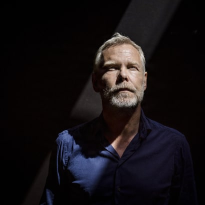 ’Svømmer’ er en selvstændig opfølger til Morten Kirkskovs roste og filmatiserede debut-roman ’Kapgang’ fra 2010, så flere bind kan nok ventes