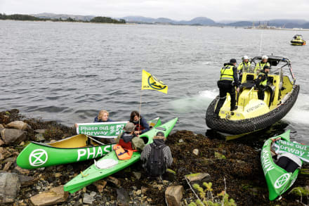 Mandag blev aktivister i kajakker og kanoer, der spærrede vejen ind til Norge største olieraffinaderi, Mongstad ved Bergen, eskorteret væk af politiet.