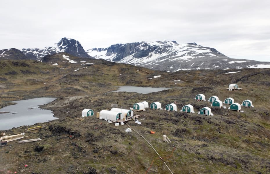 span class="photo-credit">Foto:  John Rasmussen  Det australske mineselskab Greenland Mining and Energy Ltd foretager efterforskningsboringer efter uran i Narsaq i Sydgr&oslash;nland. Landsstyret har bandlyst al uran-udvinding i Gr&oslash;nland Et stort flertal af befolkningen i Narsaq er nerv&oslash;se. Ikke p&aring; grund af uranet, men mest for forurening med is&aelig;r st&oslash;vet fra det d&oslash;dsensfarlige mineral flour og for luftarten radon, der findes i fjeldet.